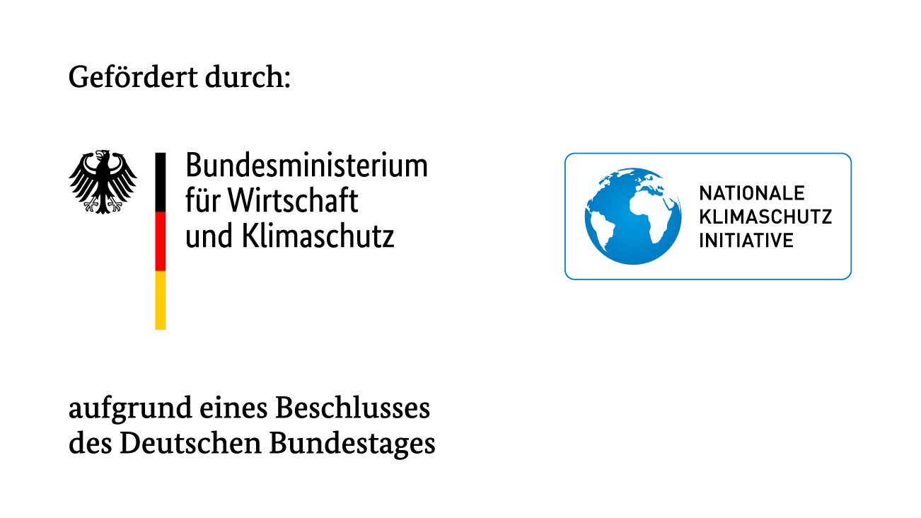 Ausgelassene matschbeschmierte Jugendgruppe