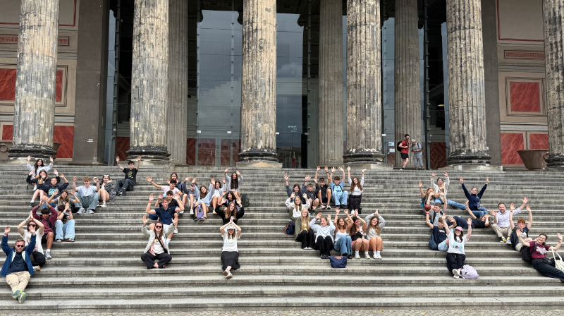 Ausgelassene matschbeschmierte Jugendgruppe